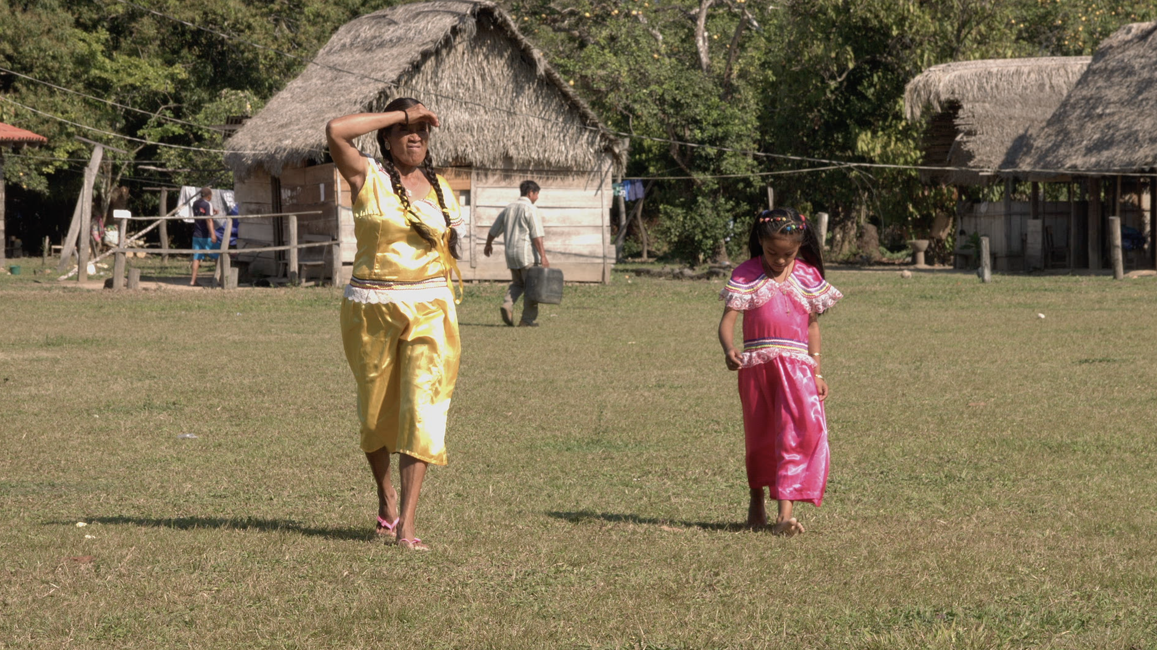 Mujer y niña indígena del TIPNIS con su traje típico
